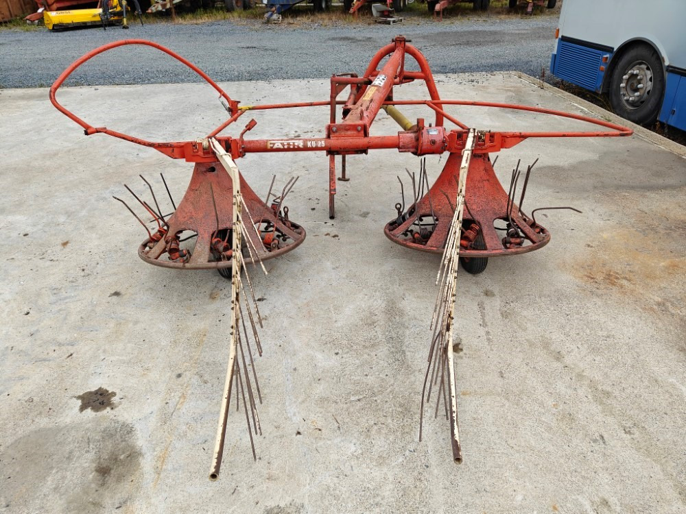 Pyöröharavapöyhin Fahr KU25 karhottimilla Ratasvetoinen harvinainen kone, katso video! - Henificadora: foto 4 Pyöröharavapöyhin Fahr KU25 karhottimilla Ratasvetoinen harvinainen kone, katso video! - Henificadora: foto 4