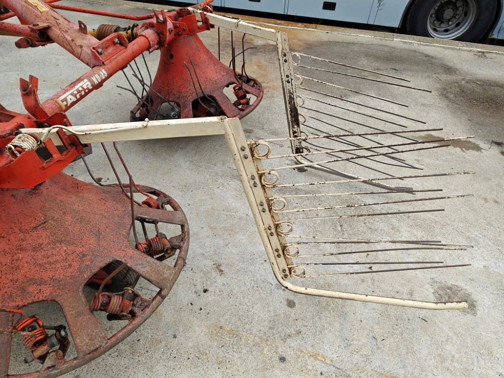 Pyöröharavapöyhin Fahr KU25 karhottimilla Ratasvetoinen harvinainen kone, katso video! - Henificadora: foto 5 Pyöröharavapöyhin Fahr KU25 karhottimilla Ratasvetoinen harvinainen kone, katso video! - Henificadora: foto 5