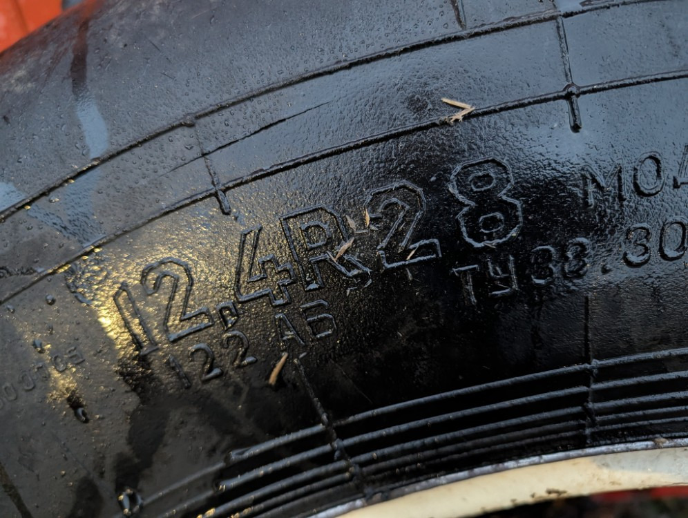 Neumático Renkaat 12.4R28 vannekehillä: foto 7