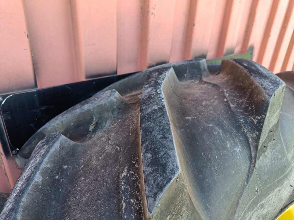 Cosechadora de granos Taurus 16.9R30 renkaat vanteilla Hyväkuntoiset puimurin renkaat: foto 9