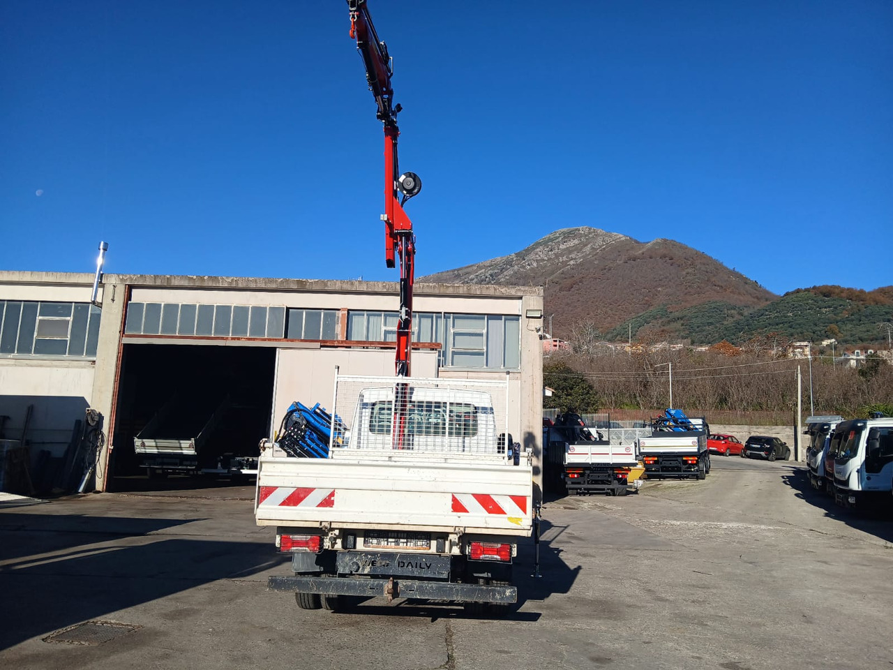 IVECO DAILY 35-120 - Camión grúa: foto 2 IVECO DAILY 35-120 - Camión grúa: foto 2