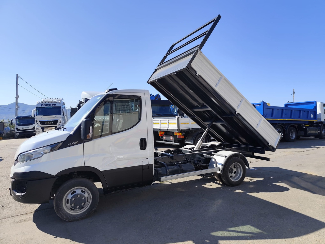 IVECO DAILY 35C13 - Furgoneta basculante: foto 1 IVECO DAILY 35C13 - Furgoneta basculante: foto 1