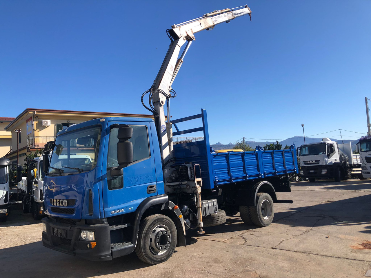 IVECO EUROCARGO 150E25P - Camión grúa: foto 1 IVECO EUROCARGO 150E25P - Camión grúa: foto 1