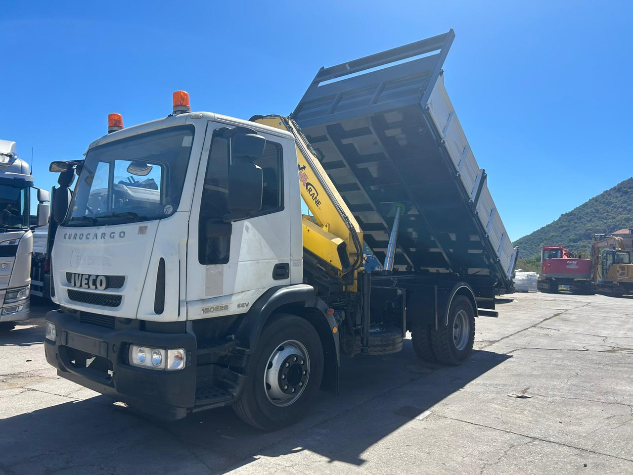 IVECO EUROCARGO 160E28 - Camión grúa: foto 1 IVECO EUROCARGO 160E28 - Camión grúa: foto 1