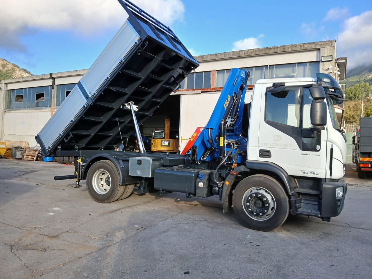 IVECO EUROCARGO 180-320 - Camión grúa, Camión volquete: foto 1 IVECO EUROCARGO 180-320 - Camión grúa, Camión volquete: foto 1