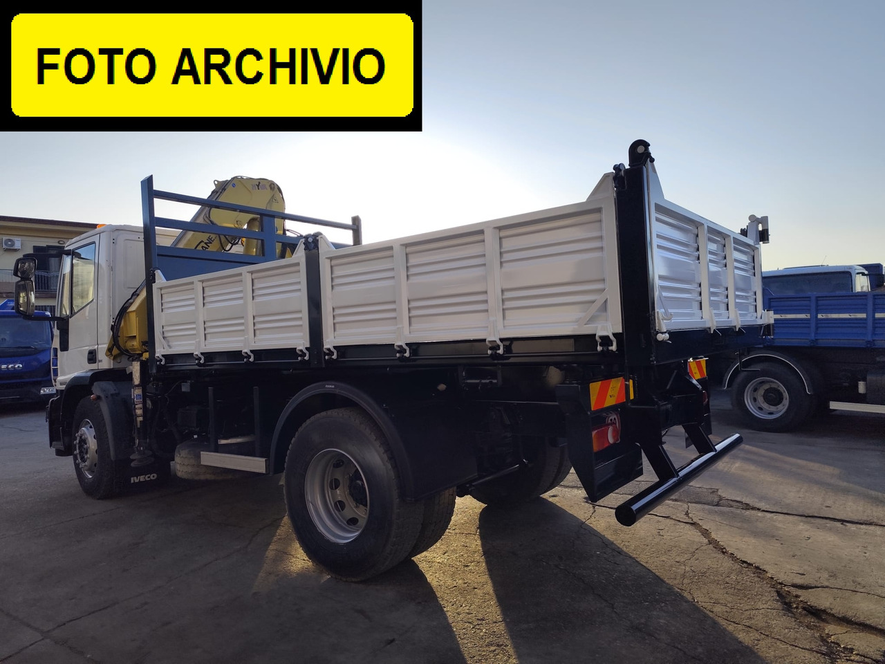 IVECO EUROCARGO 180E30 - Camión volquete, Camión grúa: foto 2 IVECO EUROCARGO 180E30 - Camión volquete, Camión grúa: foto 2
