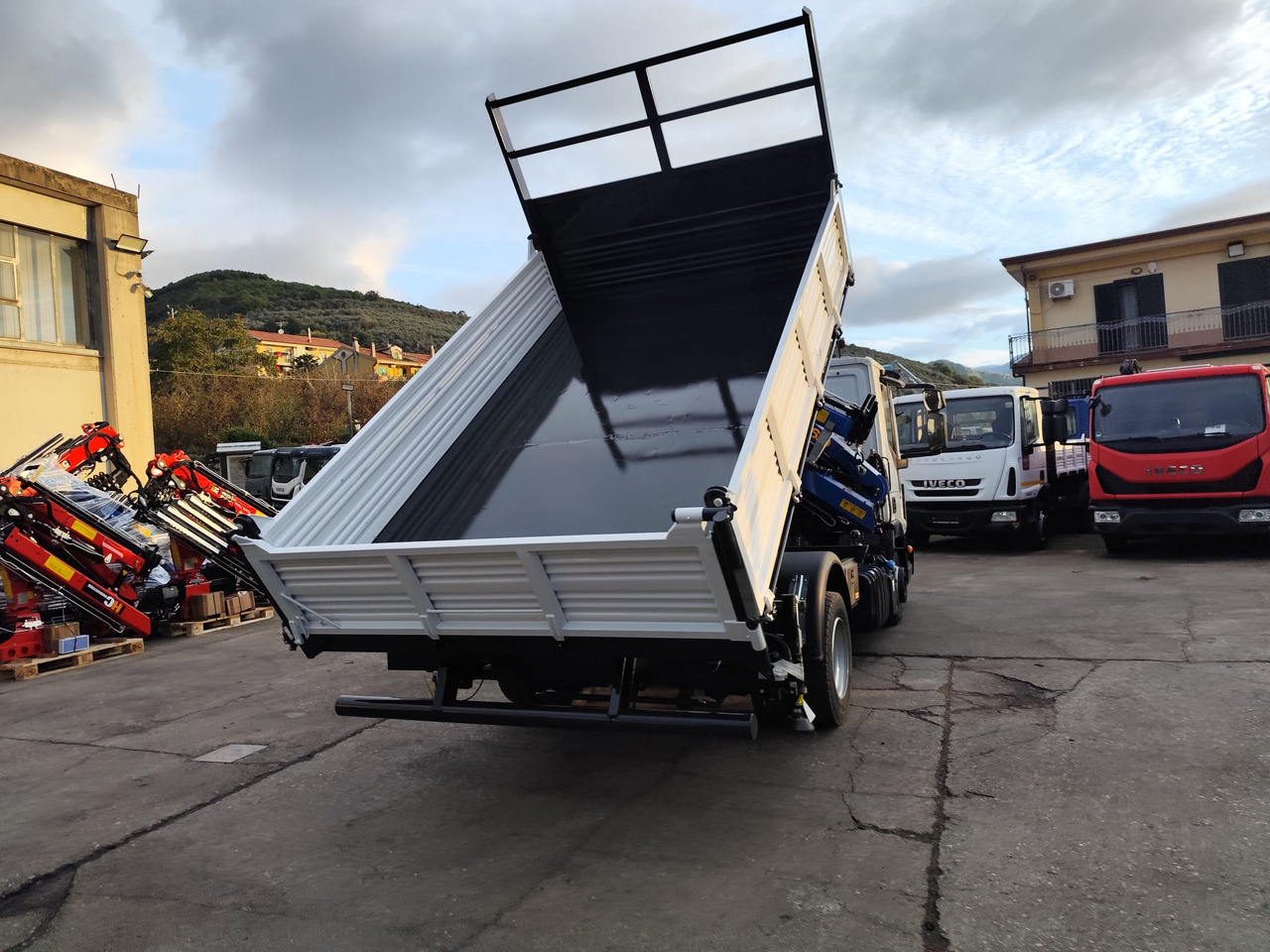 IVECO EUROCARGO 80-210 - Camión grúa, Camión volquete: foto 5 IVECO EUROCARGO 80-210 - Camión grúa, Camión volquete: foto 5