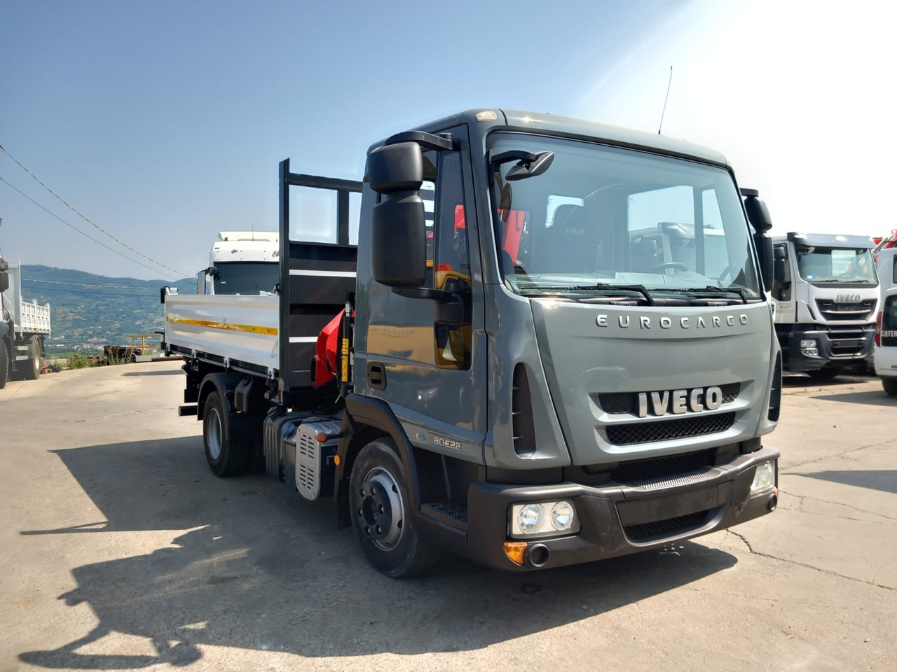 IVECO EUROCARGO 80E22 - Camión grúa: foto 1 IVECO EUROCARGO 80E22 - Camión grúa: foto 1