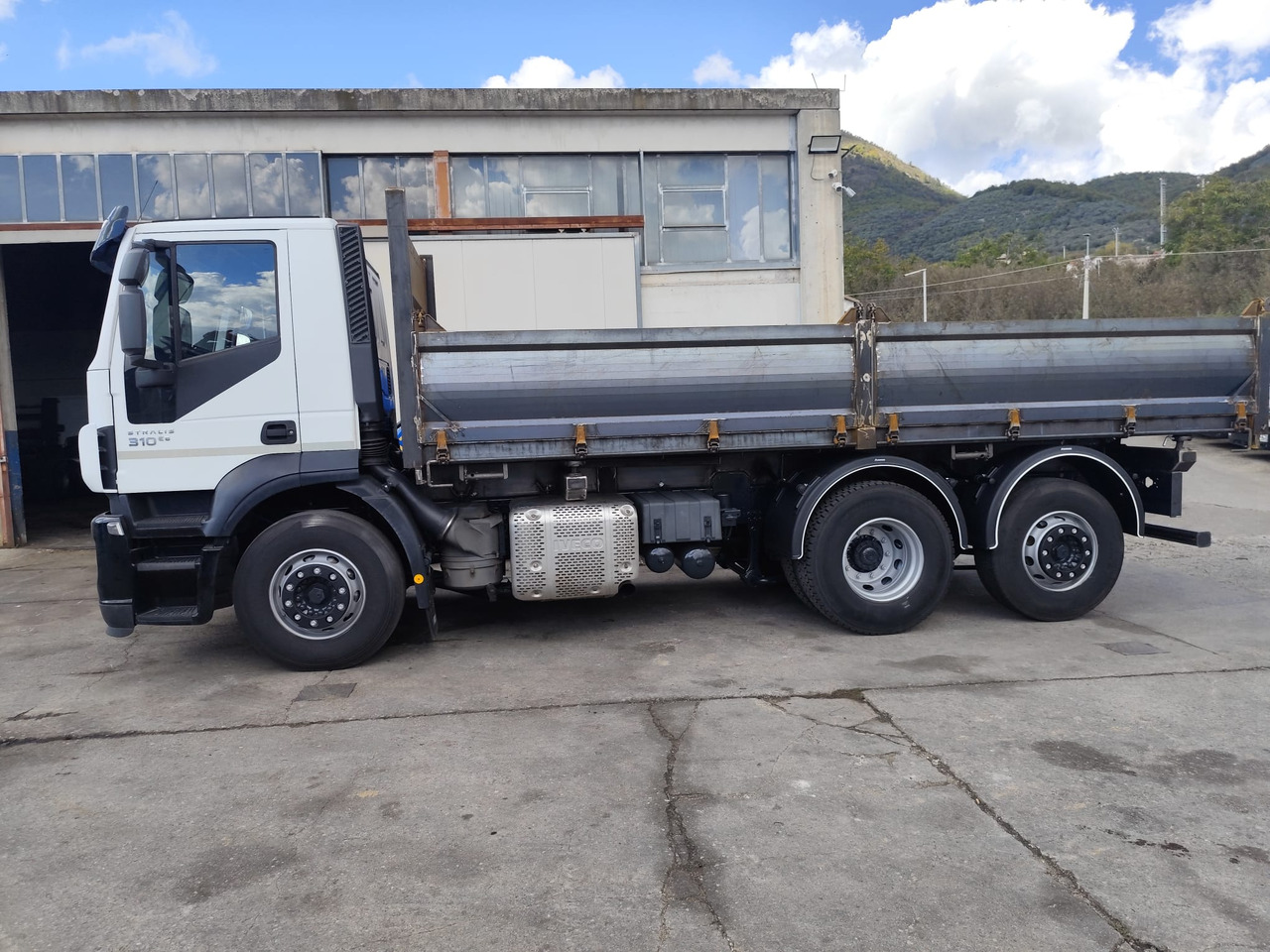 IVECO STRALIS AD 260S31 XP - Camión volquete: foto 5 IVECO STRALIS AD 260S31 XP - Camión volquete: foto 5