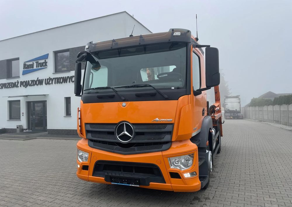 Mercedes-Benz ANTOS 1833 BRAMOWIEC, MILLER - Camión portacontenedor de cadenas: foto 5 Mercedes-Benz ANTOS 1833 BRAMOWIEC, MILLER - Camión portacontenedor de cadenas: foto 5