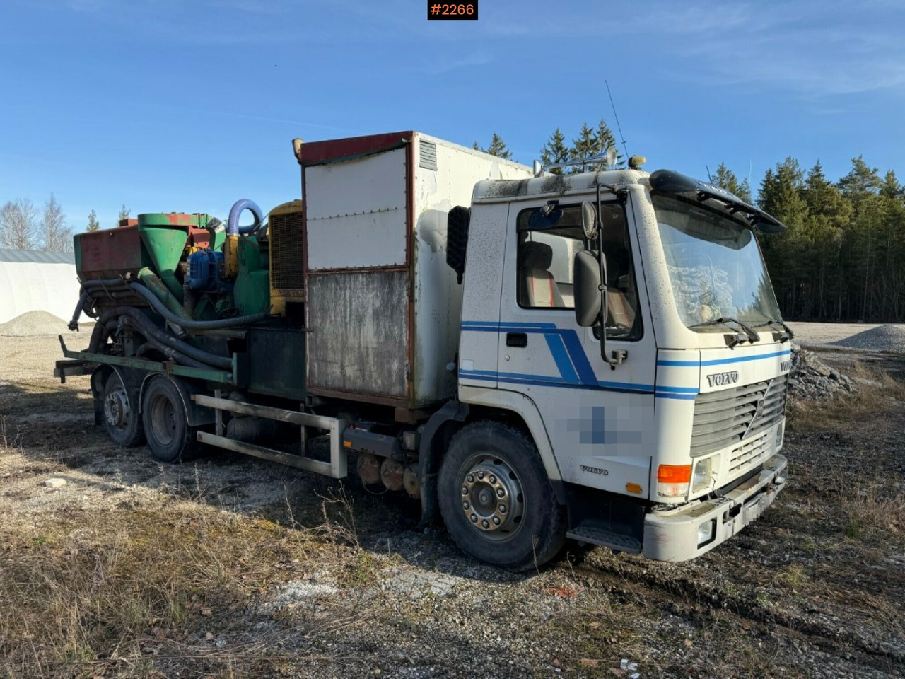 Volvo FL10 6x2 with mobile grain mill - Camión: foto 2 Volvo FL10 6x2 with mobile grain mill - Camión: foto 2