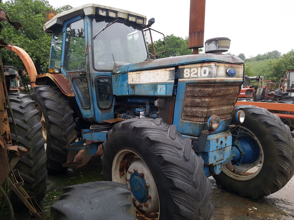 Ford 8210 - Tractor: foto 1 Ford 8210 - Tractor: foto 1