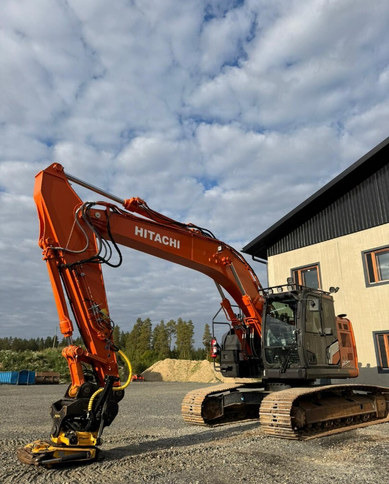 HitachiZX225USLC-7 + Engcon - Excavadora de cadenas: foto 1 HitachiZX225USLC-7 + Engcon - Excavadora de cadenas: foto 1