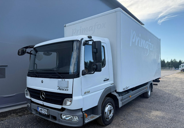 Mercedes-BenzAtego kaappi + perälauta - Camión caja cerrada: foto 1 Mercedes-BenzAtego kaappi + perälauta - Camión caja cerrada: foto 1