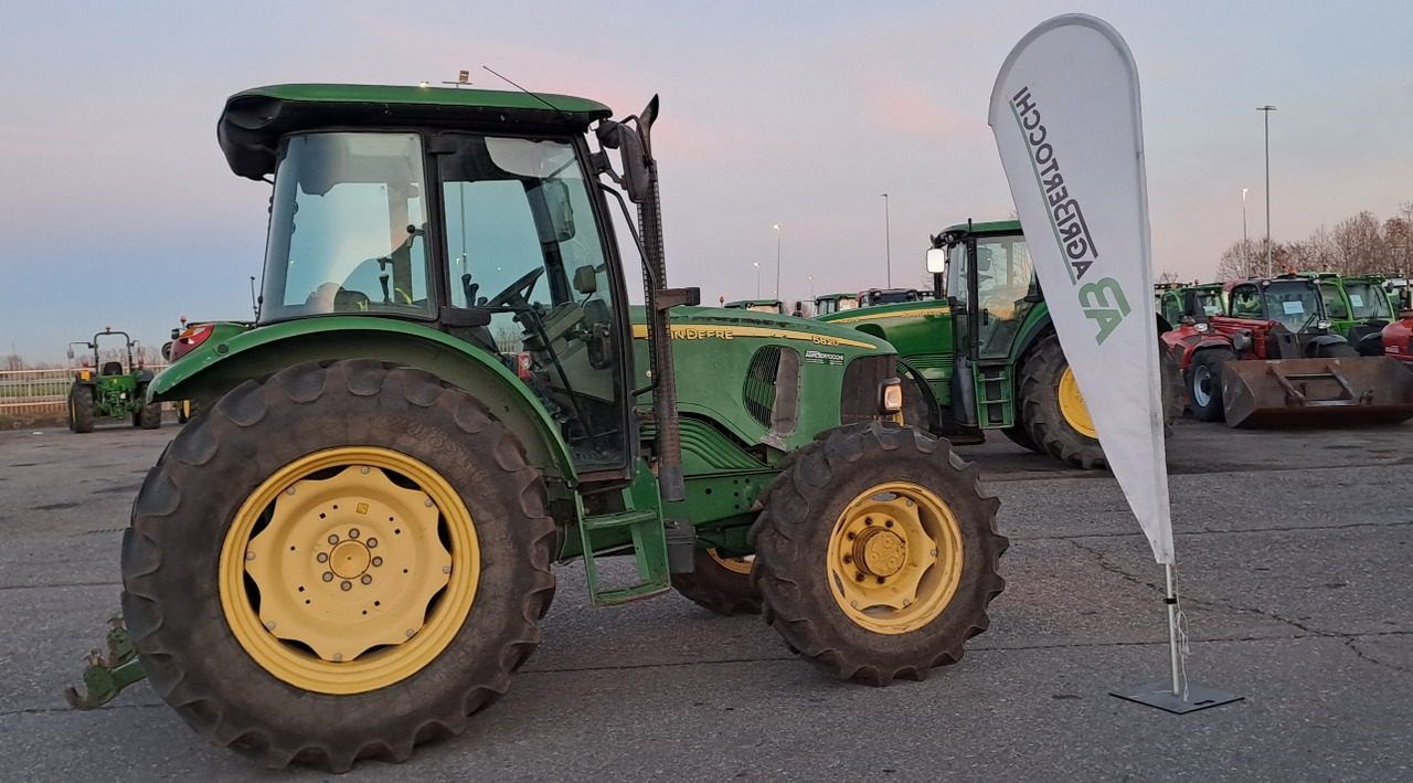 JOHN DEERE 5820 - Tractor: foto 2 JOHN DEERE 5820 - Tractor: foto 2