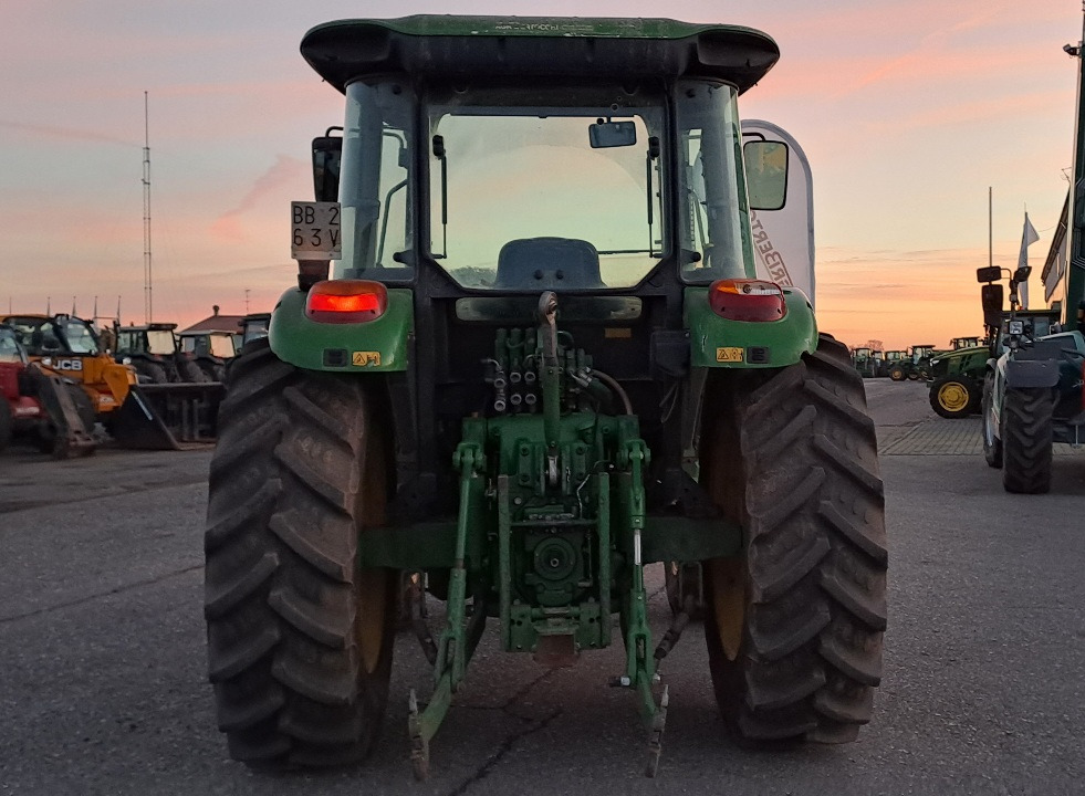 JOHN DEERE 5820 - Tractor: foto 4 JOHN DEERE 5820 - Tractor: foto 4