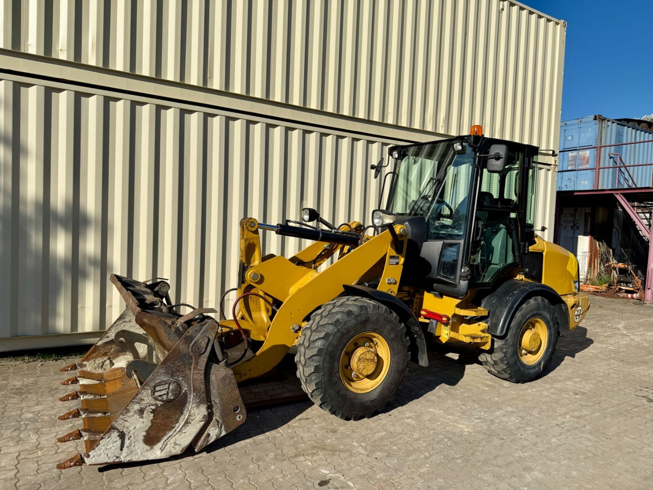 CAT 907H2 / 2014 BJ / 6.390 H / Schaufel + Gabel - Cargadora de ruedas: foto 1 CAT 907H2 / 2014 BJ / 6.390 H / Schaufel + Gabel - Cargadora de ruedas: foto 1