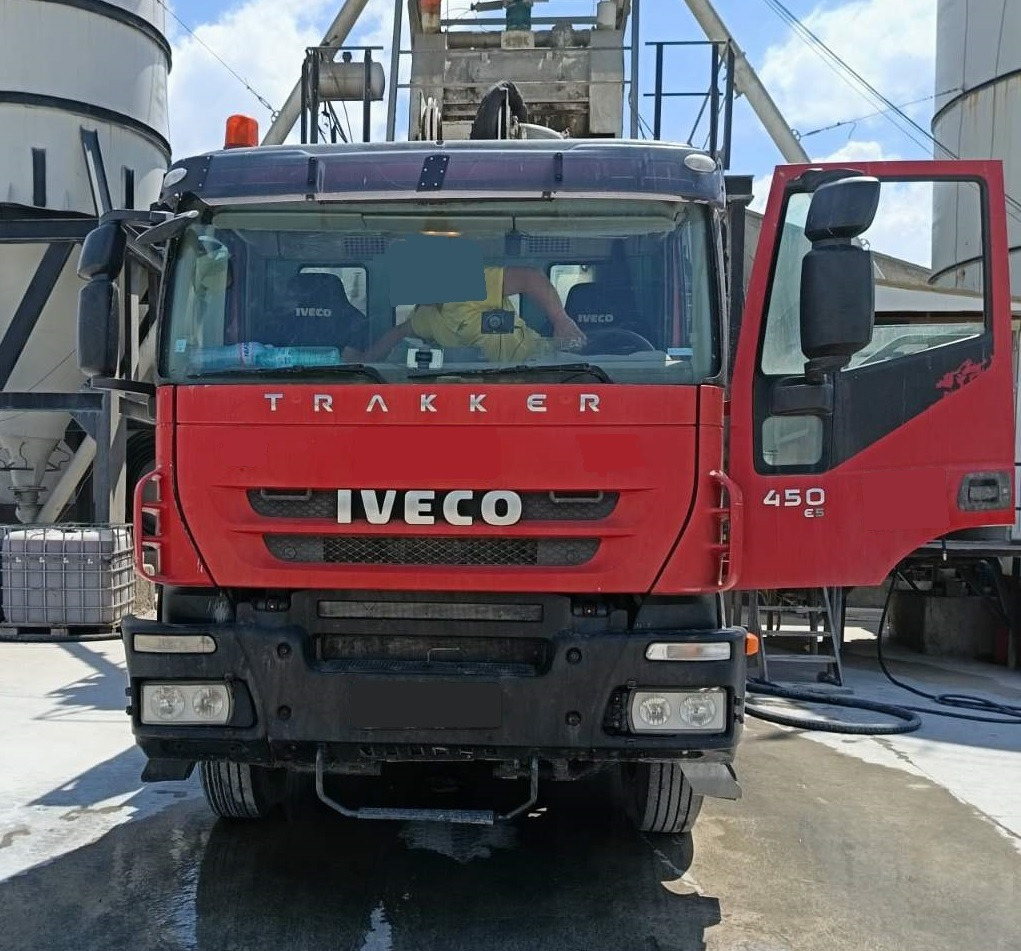 IVECO TRAKKER 450 COIME 35 - Camión bomba de hormigón: foto 2 IVECO TRAKKER 450 COIME 35 - Camión bomba de hormigón: foto 2