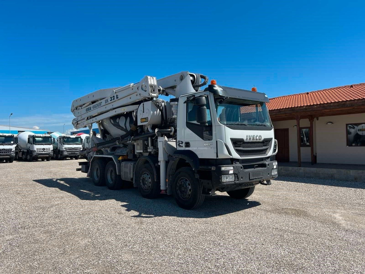 Iveco TRAKKER 500 CIFA MAGNUM MK32L - Camión bomba de hormigón: foto 1 Iveco TRAKKER 500 CIFA MAGNUM MK32L - Camión bomba de hormigón: foto 1