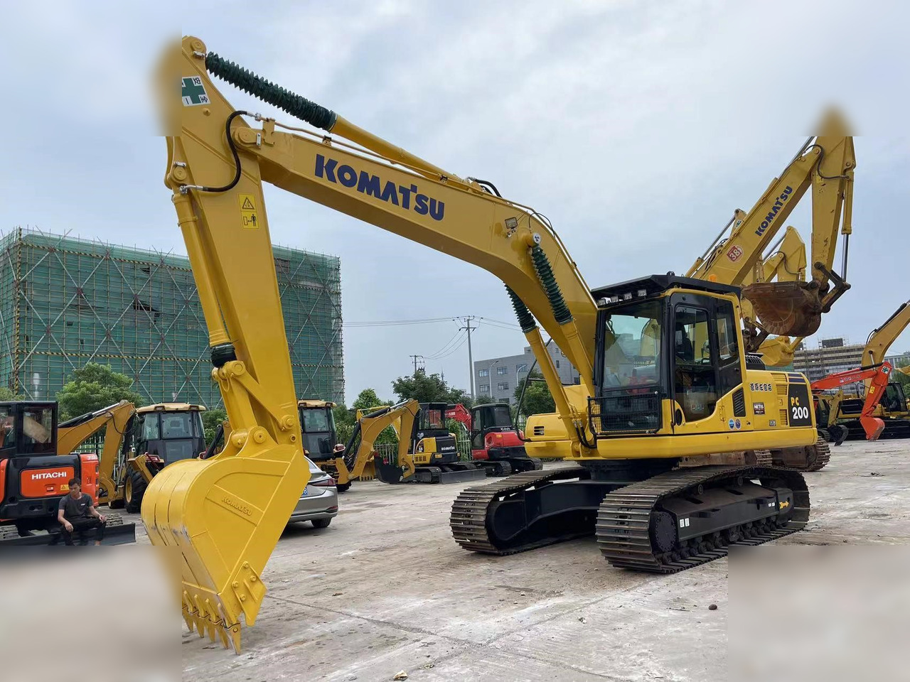 KOMATSU PC200-8N1 - Excavadora de cadenas: foto 2 KOMATSU PC200-8N1 - Excavadora de cadenas: foto 2