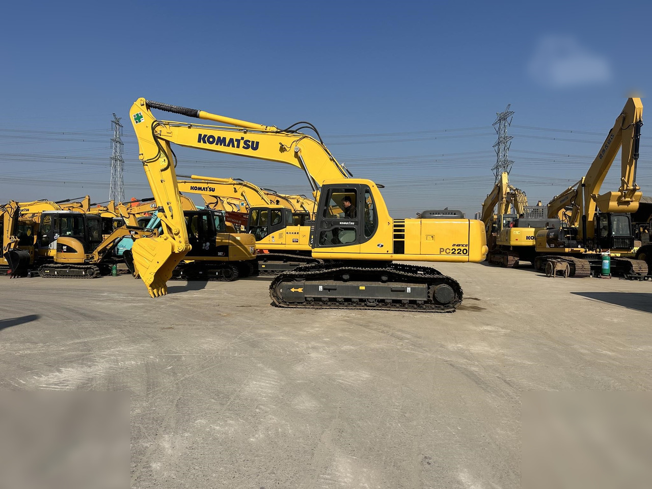 KOMATSU PC220-6 - Excavadora de cadenas: foto 1 KOMATSU PC220-6 - Excavadora de cadenas: foto 1