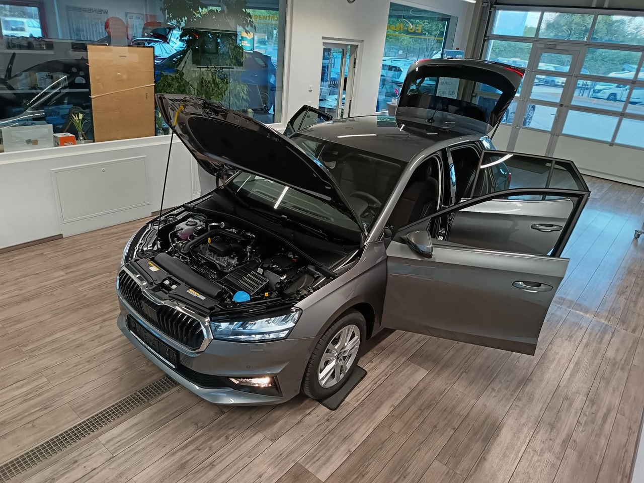 Skoda Fabia 30 Jahre DSG*VORBER.AHK*LED*R-KAM*TEMP*DAB - Sedan: foto 2 Skoda Fabia 30 Jahre DSG*VORBER.AHK*LED*R-KAM*TEMP*DAB - Sedan: foto 2