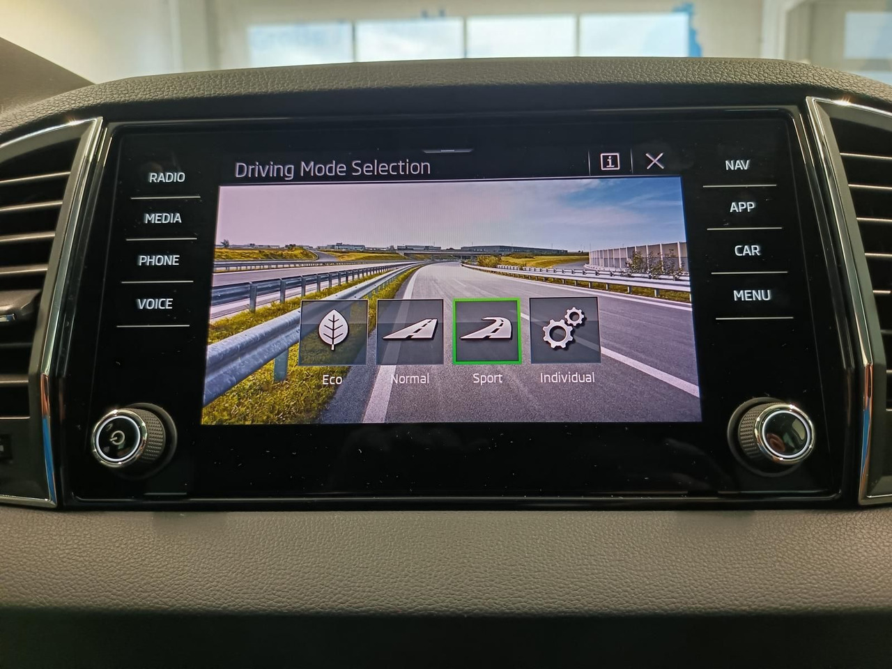 SUV/ Todoterreno Skoda Karoq Style 1,5TSI DSG*AHK-VORBER*NAVI*LED*R-KAM: foto 14 SUV/ Todoterreno Skoda Karoq Style 1,5TSI DSG*AHK-VORBER*NAVI*LED*R-KAM: foto 14