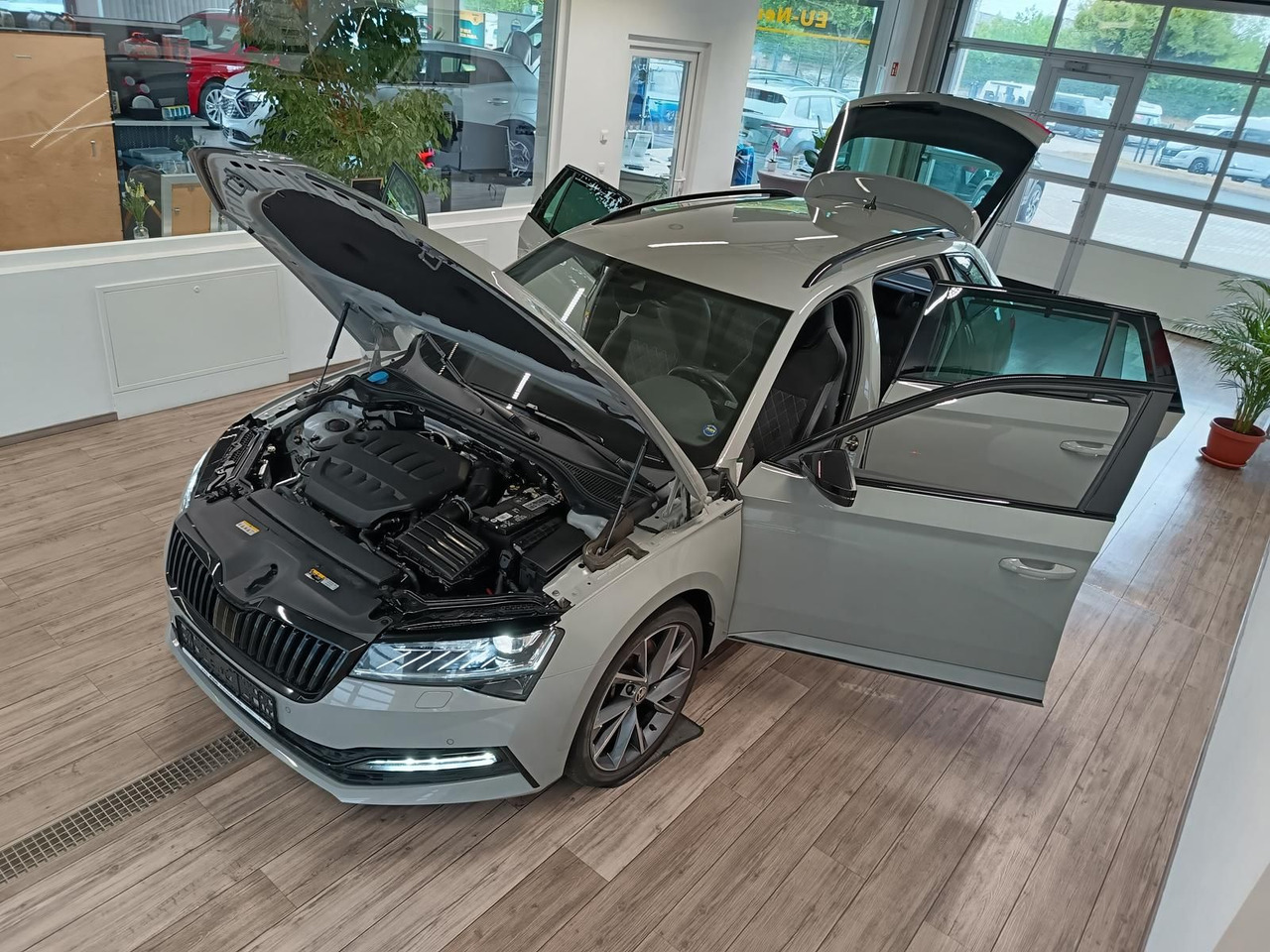 Skoda Superb Combi Sportline 2.0TSI DSG4x4*AHK*DCC*ACC - Coche: foto 2 Skoda Superb Combi Sportline 2.0TSI DSG4x4*AHK*DCC*ACC - Coche: foto 2