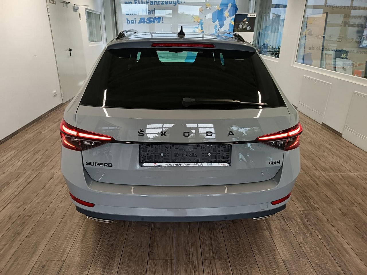 Skoda Superb Combi Sportline 2.0TSI DSG4x4*AHK*DCC*ACC - Coche: foto 5 Skoda Superb Combi Sportline 2.0TSI DSG4x4*AHK*DCC*ACC - Coche: foto 5