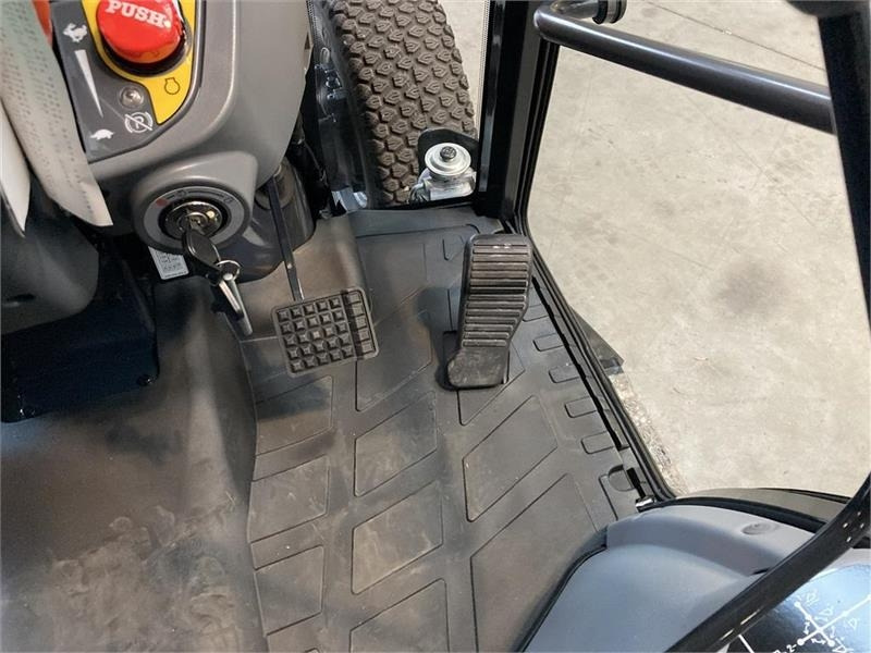 Tractor municipal Massey Ferguson 1740 HC Frontlift/pto og 150 cm fejemaskine: foto 11