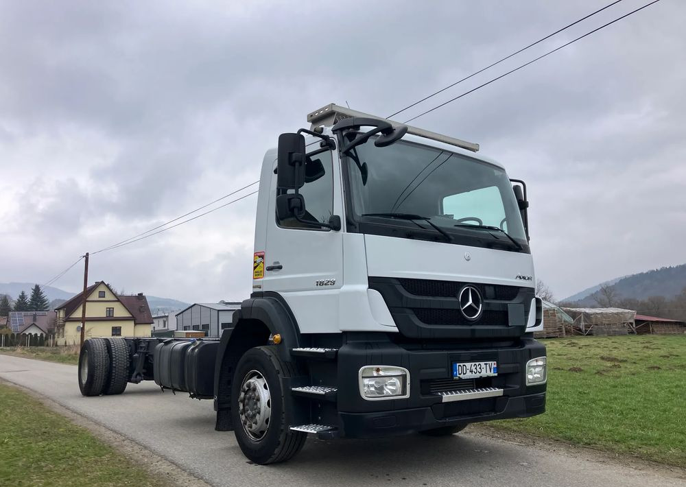 Mercedes-Benz Mercedes Axor 1829  Rama do zabudowy kiper beczka hakowiec laweta - Camión chasis: foto 1 Mercedes-Benz Mercedes Axor 1829  Rama do zabudowy kiper beczka hakowiec laweta - Camión chasis: foto 1