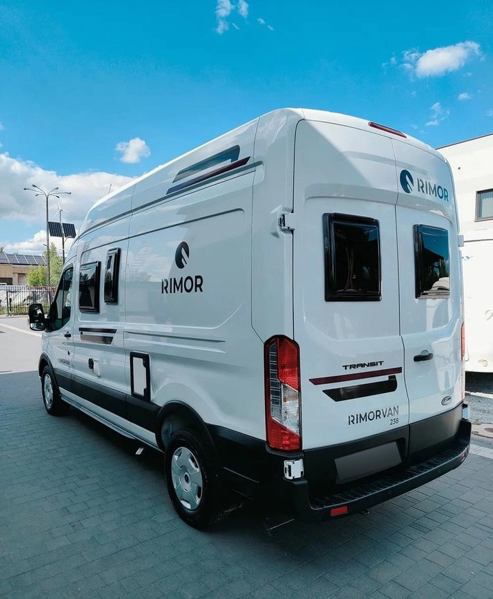 FORD Rimor NEW Ford Van 238 Truma Diesel Roller Shutters Remis AUTOMAT - Autocaravana: foto 4 FORD Rimor NEW Ford Van 238 Truma Diesel Roller Shutters Remis AUTOMAT - Autocaravana: foto 4