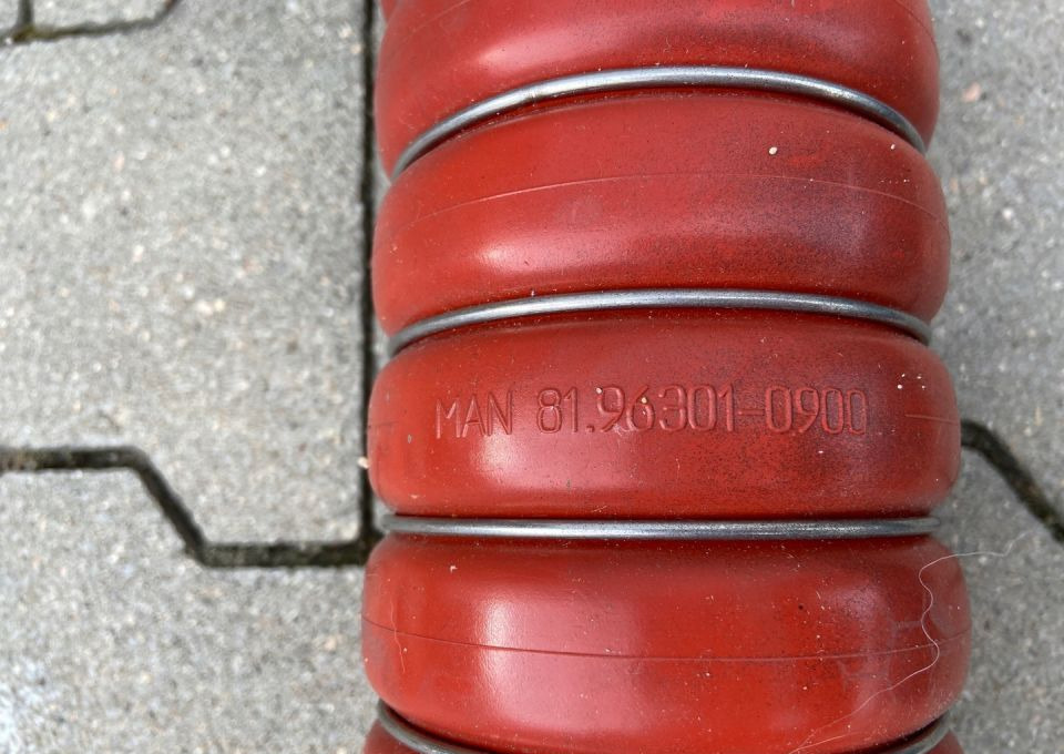 Guma chłodnicy MAN TGX TGS TG3 NOWA łącznik - Radiador para Camión: foto 3 Guma chłodnicy MAN TGX TGS TG3 NOWA łącznik - Radiador para Camión: foto 3