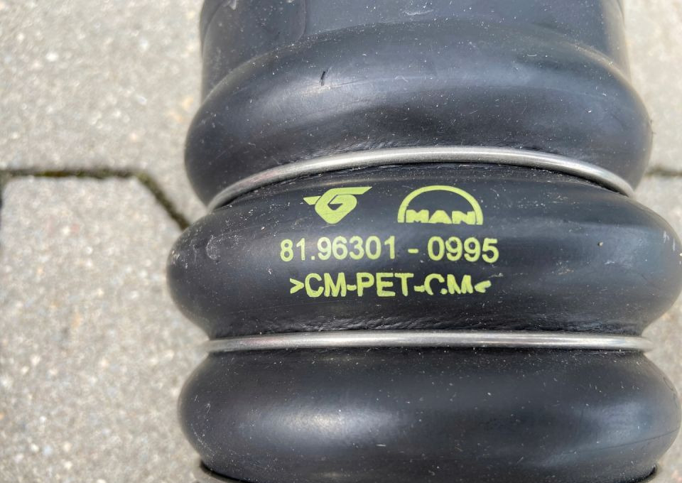 Guma chłodnicy MAN TGX TGS TG3 NOWA łącznik - Radiador para Camión: foto 2 Guma chłodnicy MAN TGX TGS TG3 NOWA łącznik - Radiador para Camión: foto 2