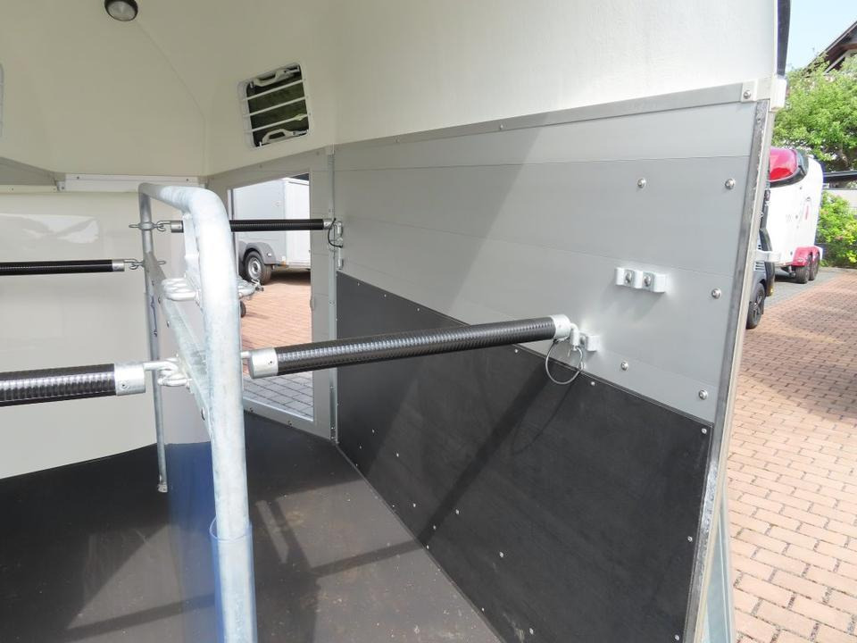 Remolque para caballos Böckmann Pferdeanhänger Champion Esprit ISY Sattelkammer 100km/h: foto 6 Remolque para caballos Böckmann Pferdeanhänger Champion Esprit ISY Sattelkammer 100km/h: foto 6