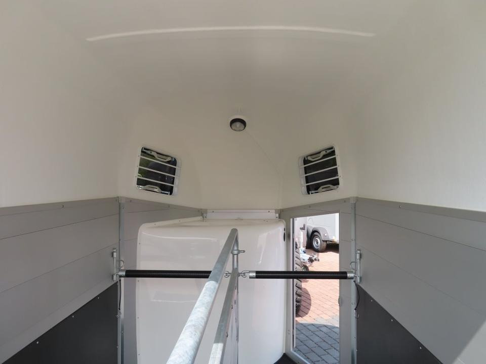 Remolque para caballos Böckmann Pferdeanhänger Champion Esprit ISY Sattelkammer 100km/h: foto 9 Remolque para caballos Böckmann Pferdeanhänger Champion Esprit ISY Sattelkammer 100km/h: foto 9