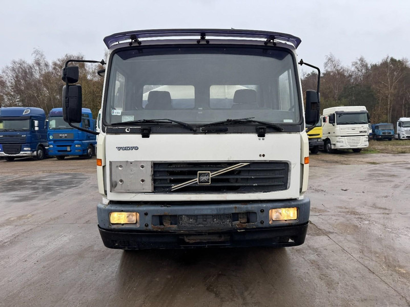 Volvo FL 6 - 220 (11000 L / 2 COMPARTMENTS / 18 TON / MANUAL GEARBOX / PERFECT) - Camión cisterna: foto 2 Volvo FL 6 - 220 (11000 L / 2 COMPARTMENTS / 18 TON / MANUAL GEARBOX / PERFECT) - Camión cisterna: foto 2