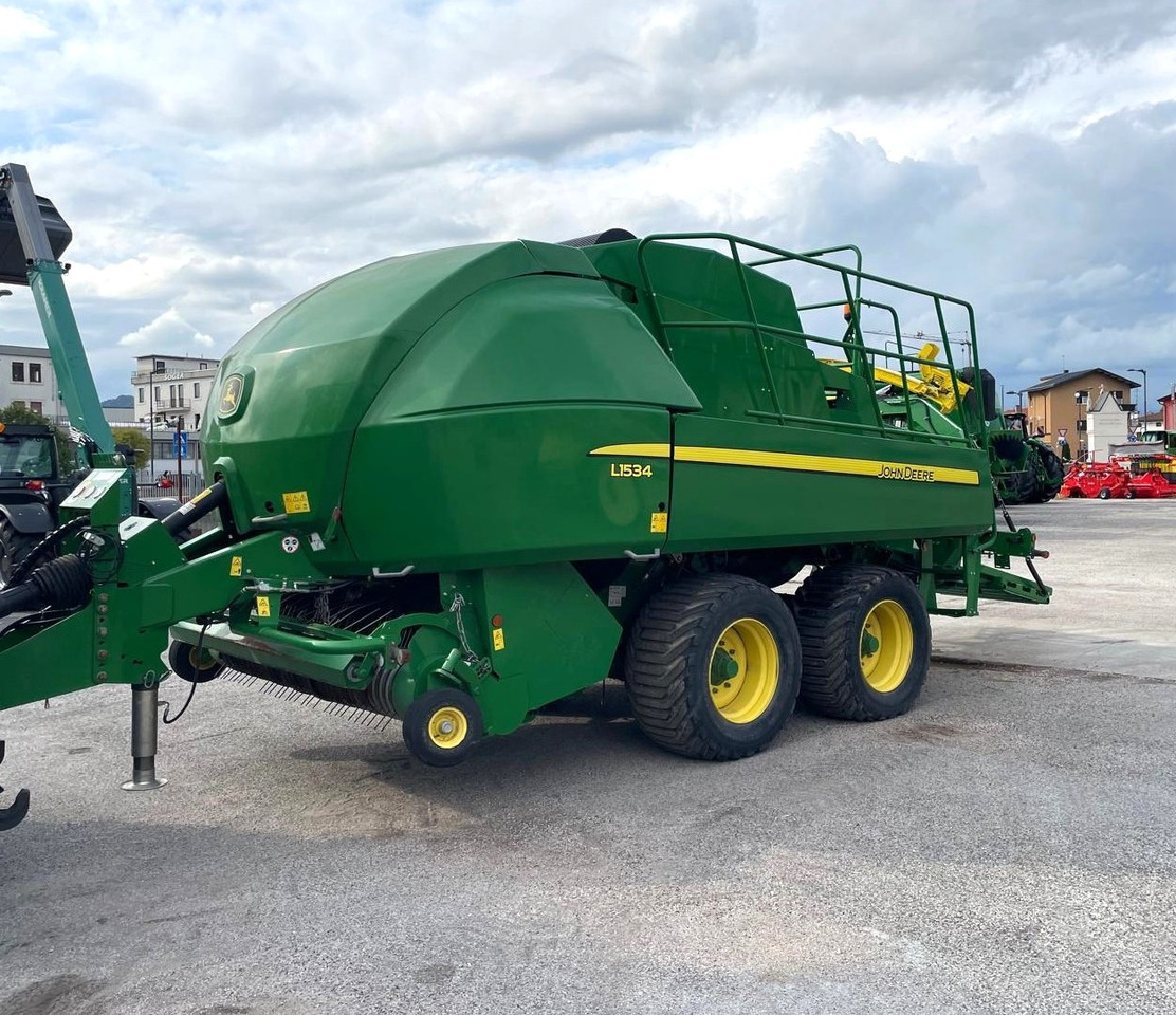 JOHN DEERE PRESSA L1534 - Empacadora de pacas cuadradas: foto 1 JOHN DEERE PRESSA L1534 - Empacadora de pacas cuadradas: foto 1