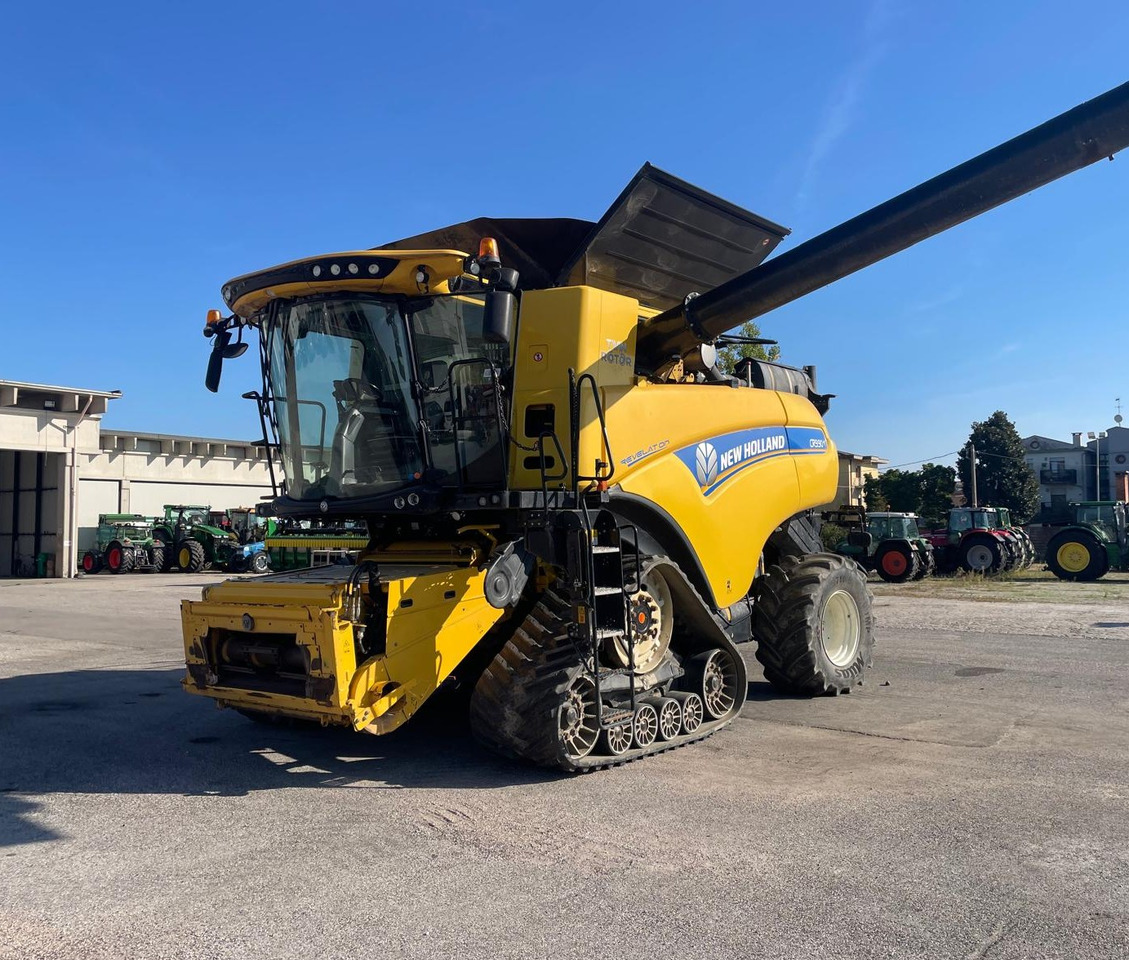 NEW HOLLAND MIETITREBBIA CR 9.90 - Cosechadora de granos: foto 1 NEW HOLLAND MIETITREBBIA CR 9.90 - Cosechadora de granos: foto 1
