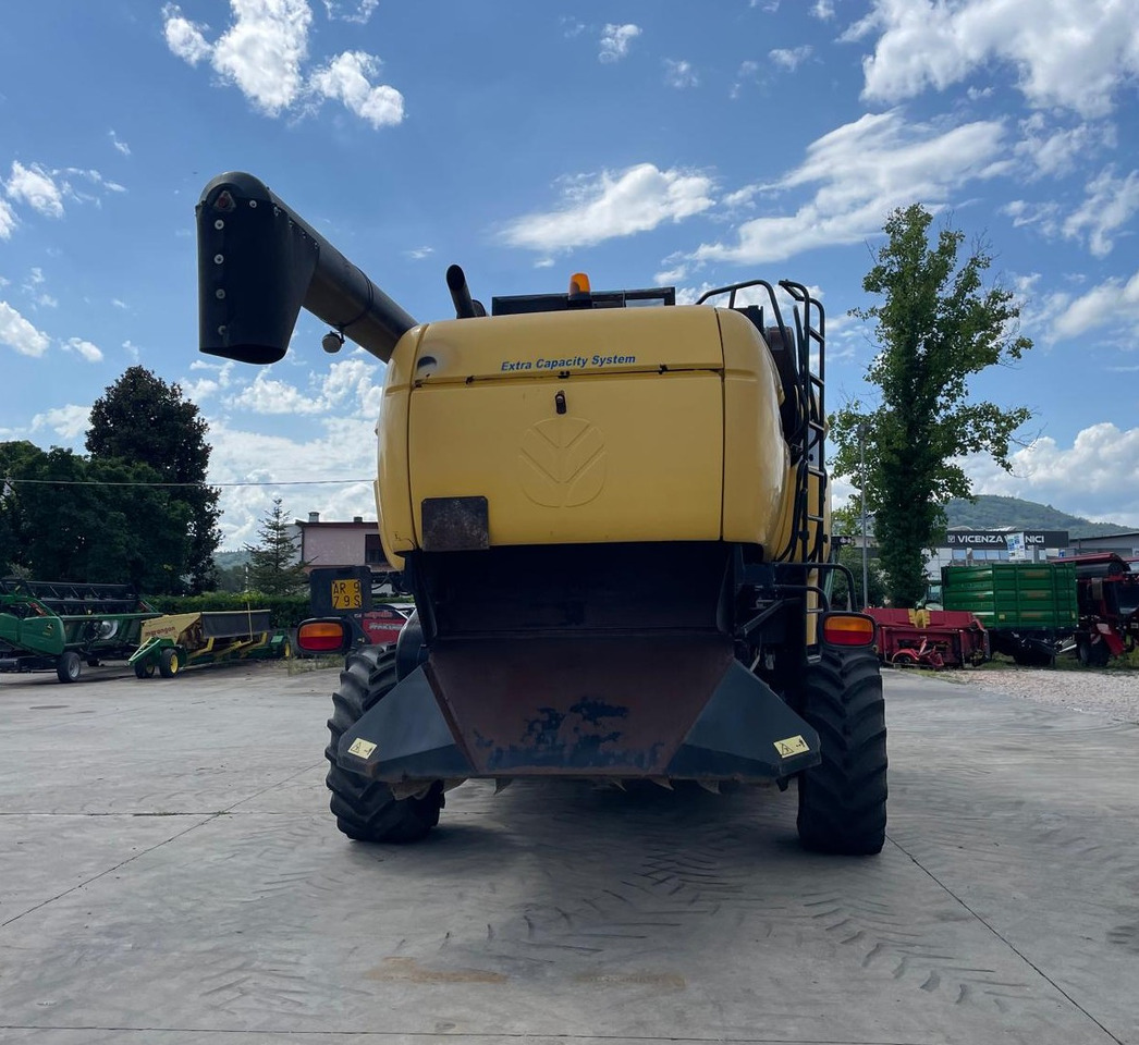 NEW HOLLAND MIETITREBBIA CX 8080 - Cosechadora de granos: foto 5 NEW HOLLAND MIETITREBBIA CX 8080 - Cosechadora de granos: foto 5