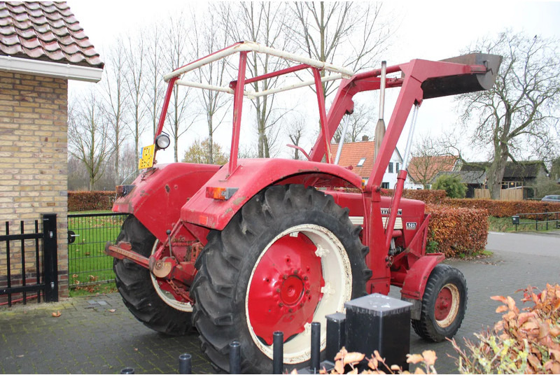International 523 met voortlader - Tractor: foto 3 International 523 met voortlader - Tractor: foto 3