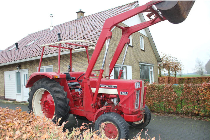 International 523 met voortlader - Tractor: foto 1 International 523 met voortlader - Tractor: foto 1