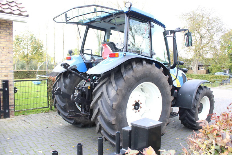 New Holland T5050 - Tractor: foto 4 New Holland T5050 - Tractor: foto 4