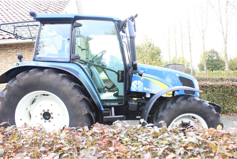 New Holland T5050 - Tractor: foto 3 New Holland T5050 - Tractor: foto 3