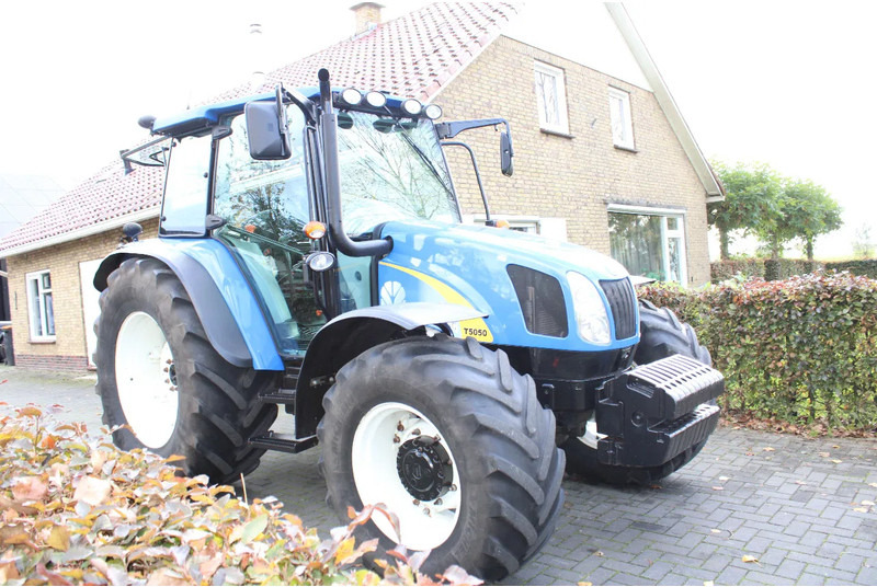 New Holland T5050 - Tractor: foto 2 New Holland T5050 - Tractor: foto 2