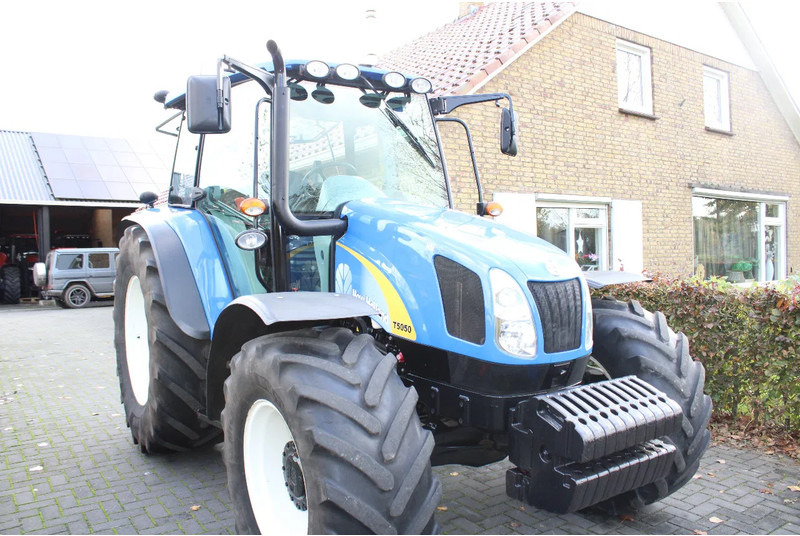 New Holland T5050 - Tractor: foto 1 New Holland T5050 - Tractor: foto 1