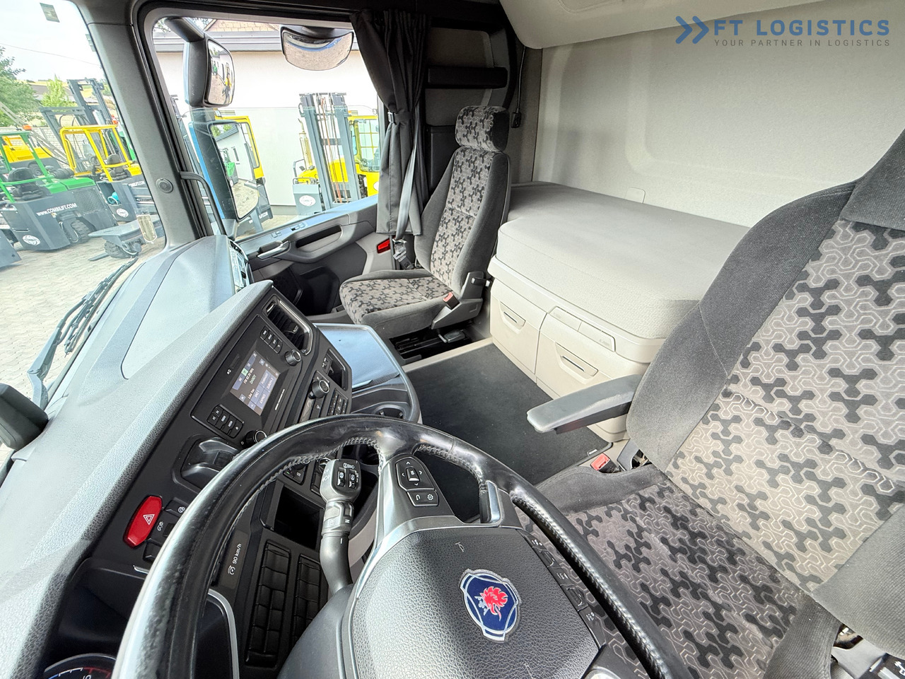 SCANIA R500 / STANDARD / RETARDER / 6X AIR SUSPENSION / PARKING AIR CONDITIONING / INTERAXLE COVERS / 2X BED / FRIDGE / RETARDER / LIKE NEW - Cabeza tractora: foto 2 SCANIA R500 / STANDARD / RETARDER / 6X AIR SUSPENSION / PARKING AIR CONDITIONING / INTERAXLE COVERS / 2X BED / FRIDGE / RETARDER / LIKE NEW - Cabeza tractora: foto 2