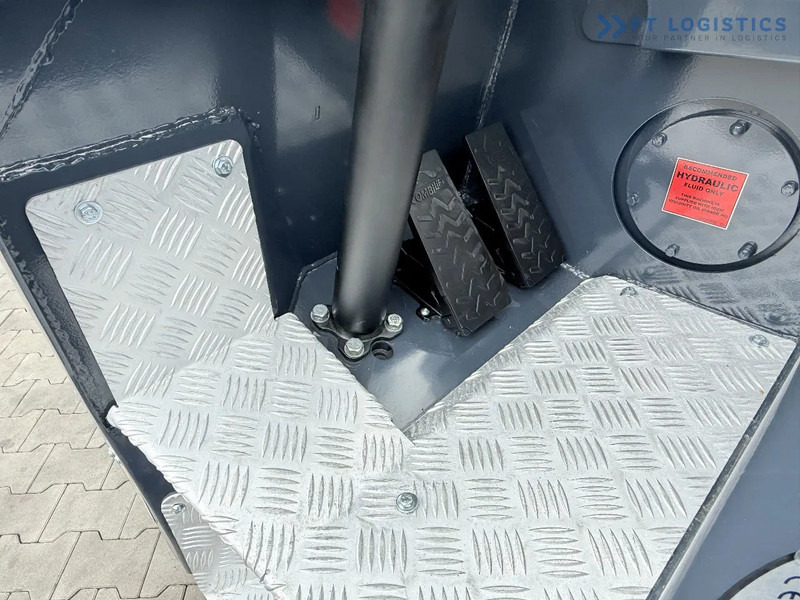 Carretilla de 4 vías Combilift Combilift CBE2500 / TRIPLEX / 5500MM / FREE LIFT / ELECTRIC DRIVE / ONLY 2300 MTH / FORK POSITIONER / SIDE SHIFT / NEW TYRES / L: foto 11 Carretilla de 4 vías Combilift Combilift CBE2500 / TRIPLEX / 5500MM / FREE LIFT / ELECTRIC DRIVE / ONLY 2300 MTH / FORK POSITIONER / SIDE SHIFT / NEW TYRES / L: foto 11