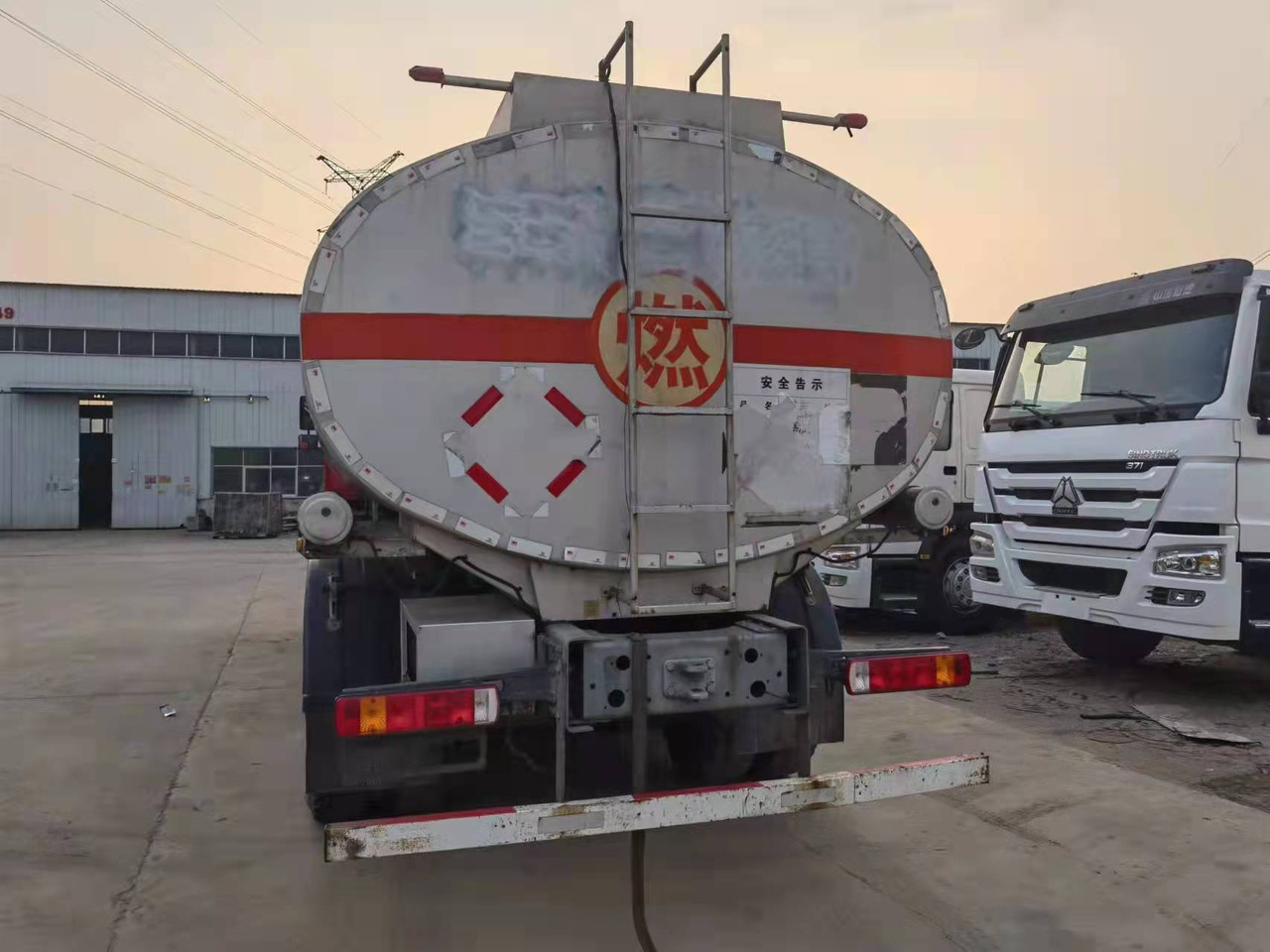 HOWO 20 cubic meters - Camión cisterna: foto 4 HOWO 20 cubic meters - Camión cisterna: foto 4