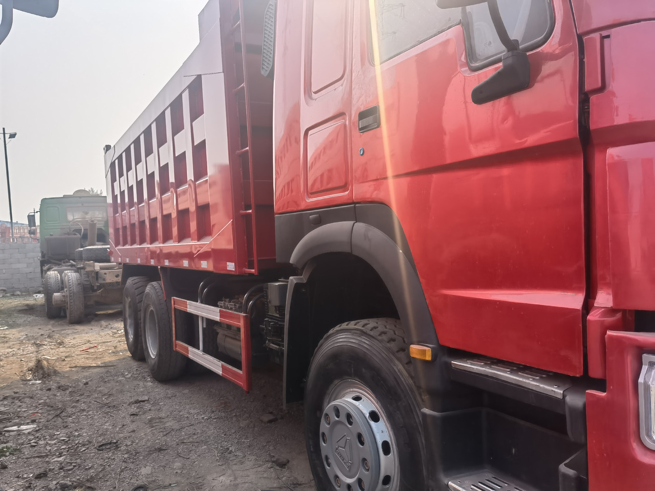 HOWO HOWO 6*4 371 dump truck - Camión volquete: foto 4 HOWO HOWO 6*4 371 dump truck - Camión volquete: foto 4